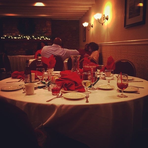 12/13/2014 tarihinde Brandon G.ziyaretçi tarafından Mike&#39;s York Street Bar And Grill'de çekilen fotoğraf