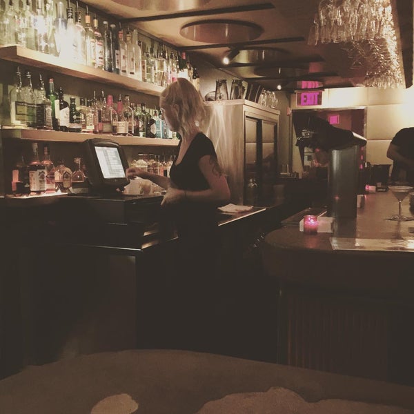 Foto tomada en Continental Restaurant &amp; Martini Bar  por Brandon G. el 7/11/2015
