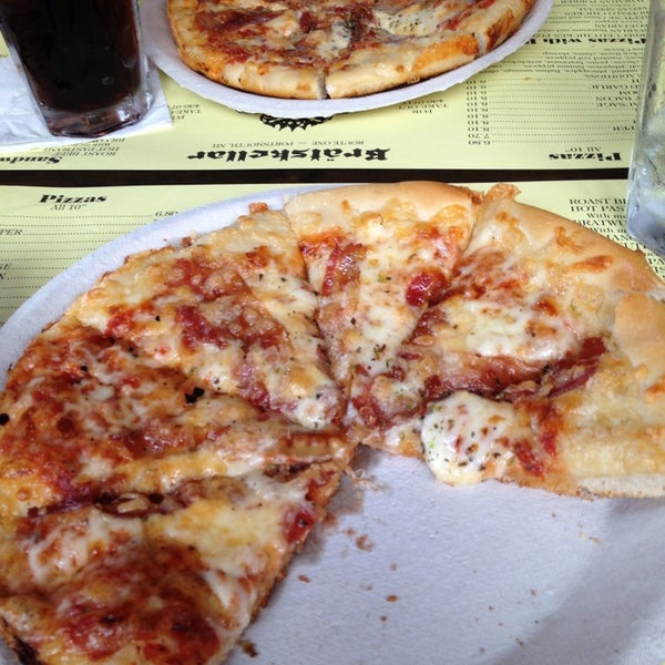 Foto tomada en Bratskellar Pizza Pub  por Greg W. el 6/23/2013