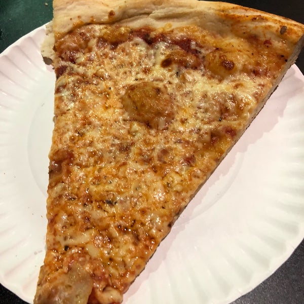 Foto diambil di 2 Bros. Pizza oleh Gabe M. pada 9/17/2018