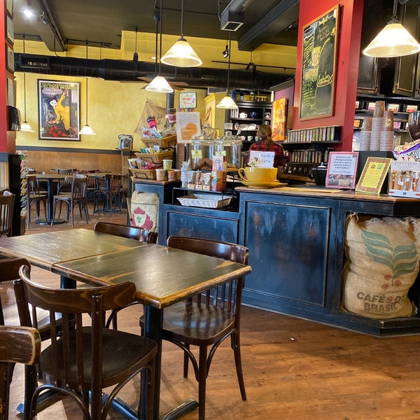 3/20/2020 tarihinde Mark H.ziyaretçi tarafından Aromas Coffeehouse Bakeshop &amp; Cafe'de çekilen fotoğraf