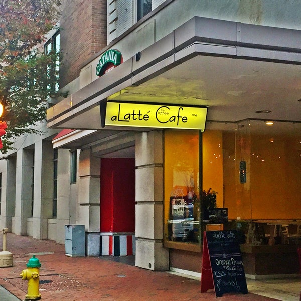 11/17/2015 tarihinde David S.ziyaretçi tarafından aLatté Cafe'de çekilen fotoğraf