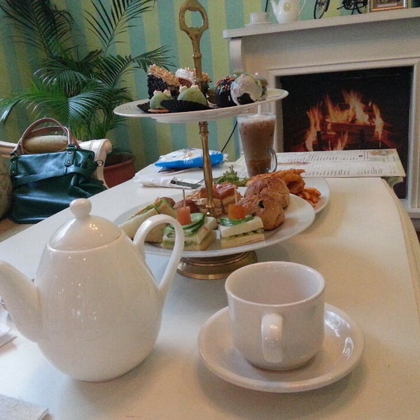 Foto tirada no(a) Three to Five Afternoon Tea Cafe por Melisa M. em 2/13/2013