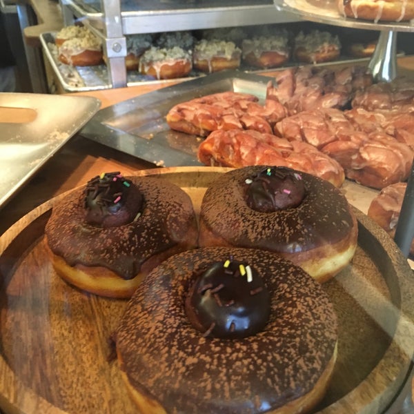 Das Foto wurde bei Glazed Gourmet Doughnuts von Dan H. am 9/3/2016 aufgenommen