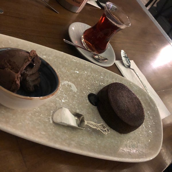 Foto tomada en Vatra Cafe &amp; Restaurant Nargile  por ÖZLEM Ü. el 12/26/2019