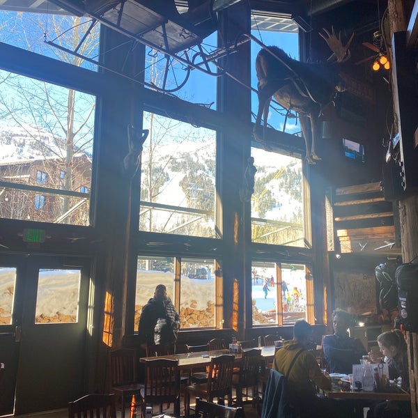 Foto diambil di Mangy Moose Restaurant and Saloon oleh Ali D. pada 1/14/2022
