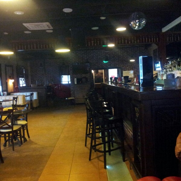 Foto tirada no(a) All-Time Bar por Nelly K. em 4/22/2013