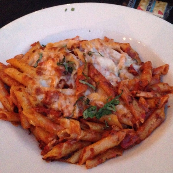 Das Foto wurde bei Carmine’s Italian Restaurant &amp; Bar von Connie C. am 10/6/2014 aufgenommen