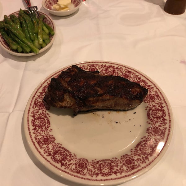Foto diambil di Sparks Steak House oleh Jason L. pada 2/1/2019