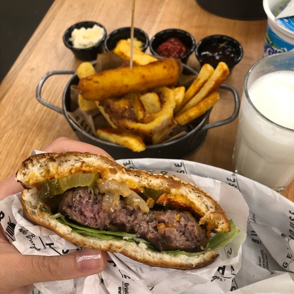 10/6/2019 tarihinde Alev K.ziyaretçi tarafından Burger House'de çekilen fotoğraf