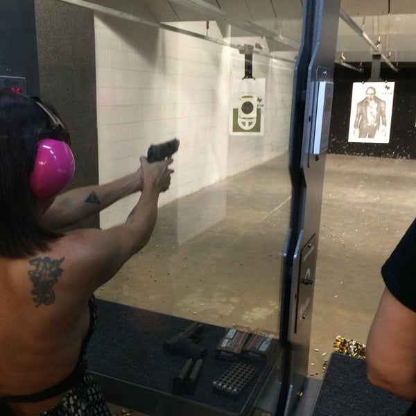 Foto scattata a DFW Gun Range and Training Center da Stephanie &quot;Brock&quot; B. il 9/23/2014