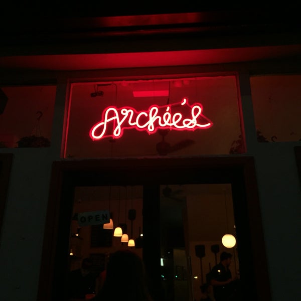 4/26/2016에 Ashley V.님이 Archie&#39;s Bar and Pizza에서 찍은 사진