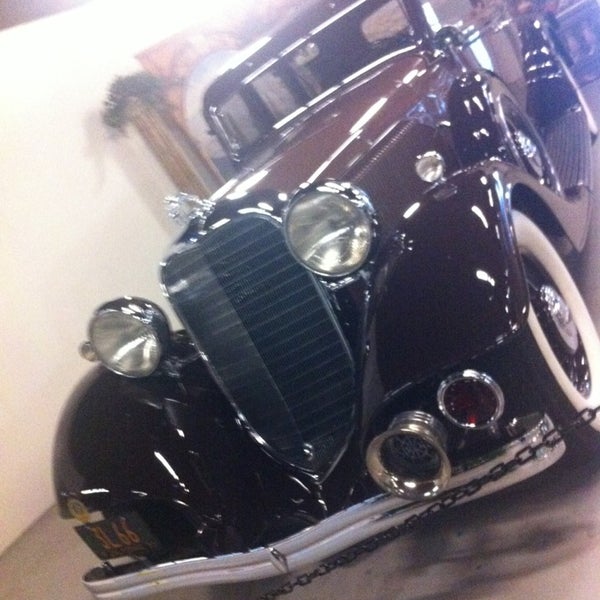 Foto tirada no(a) California Auto Museum por Noemi B. em 1/8/2013