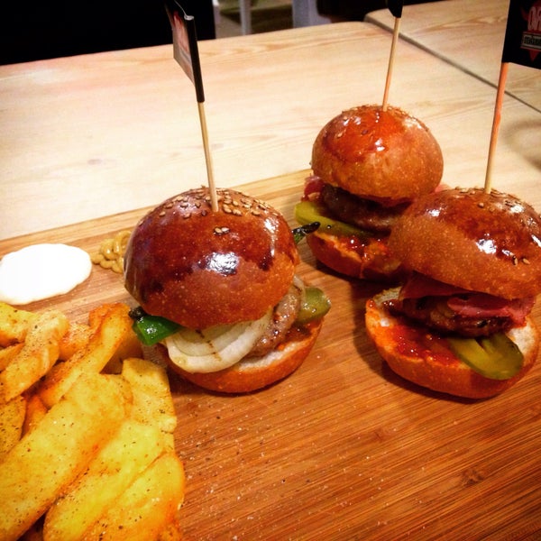 Foto diambil di Ora&#39; Steak &amp; Burgers oleh anıl k. pada 2/23/2015