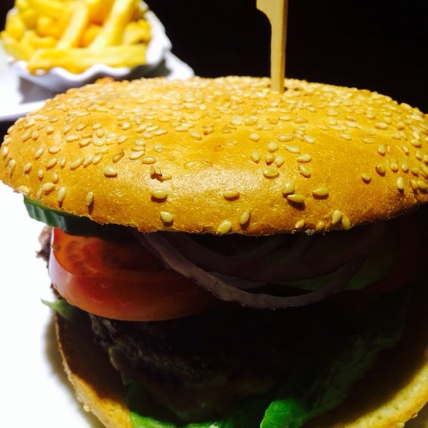 รูปภาพถ่ายที่ Burgermeister โดย Tobias H. เมื่อ 1/21/2014