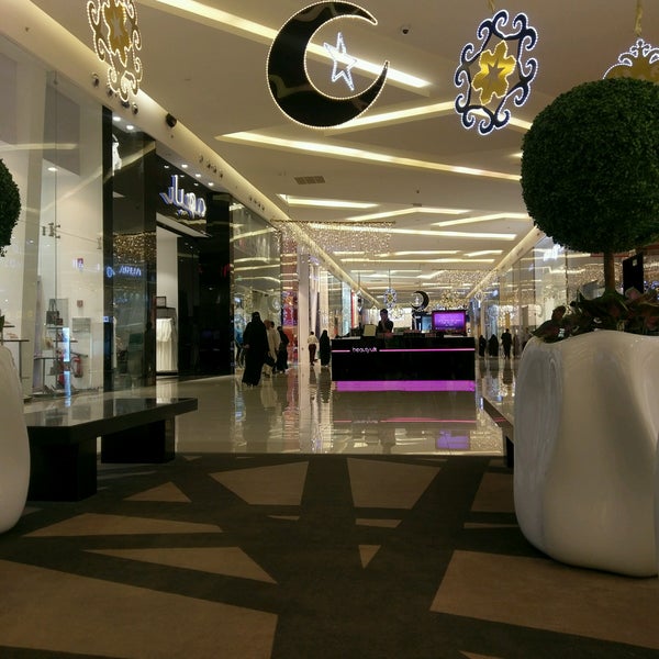 Снимок сделан в Al Nakheel Mall пользователем AbuSulaiman .. 9/15/2016