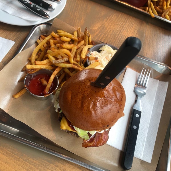 รูปภาพถ่ายที่ Brooklyn Burgers&amp;Steaks โดย A C. เมื่อ 5/11/2019