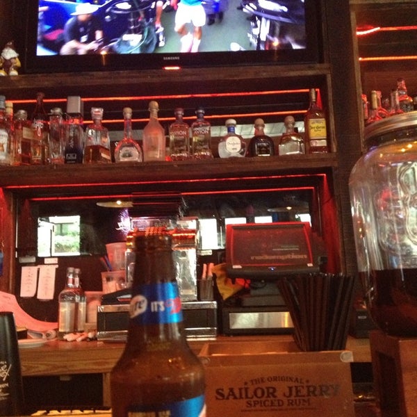 9/2/2013にLaurent B.がAshton&#39;s Alley Sports Barで撮った写真