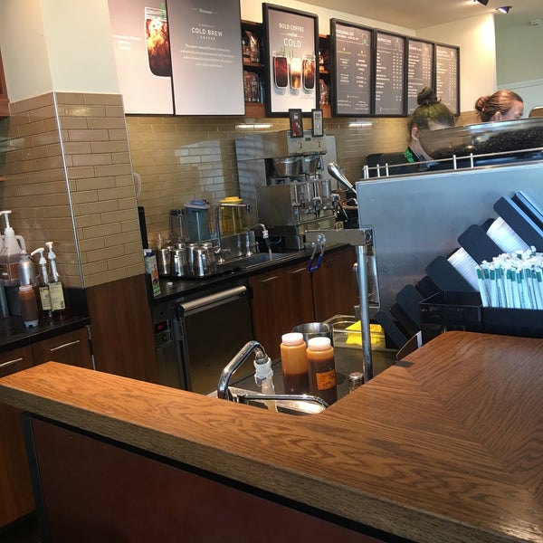 รูปภาพถ่ายที่ Starbucks โดย Brian K. เมื่อ 6/1/2017