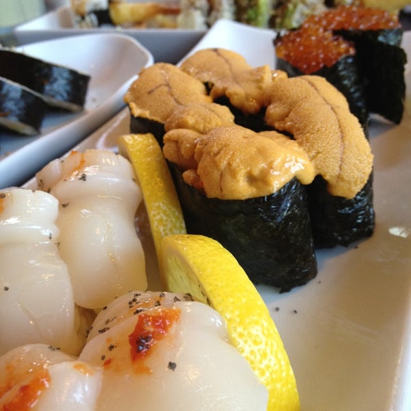 Foto tomada en Awesome Sushi  por Daryl D. el 7/14/2013