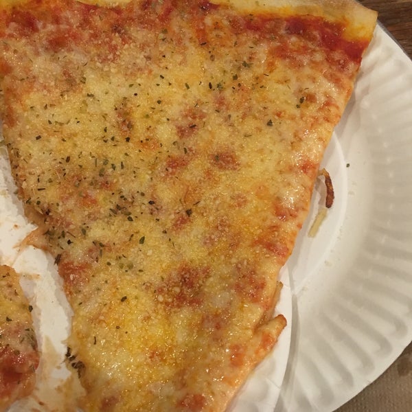 Снимок сделан в Wiseguy NY Pizza пользователем Zoltan V. 5/15/2017