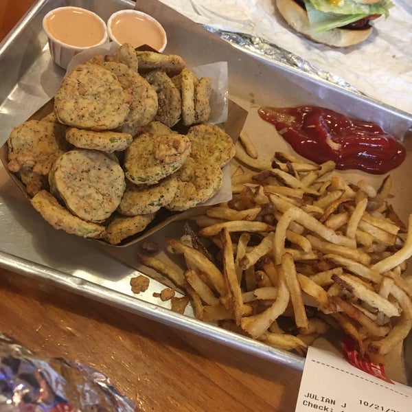 Das Foto wurde bei Hat Creek Burger Co. von Jessica J. am 10/21/2017 aufgenommen