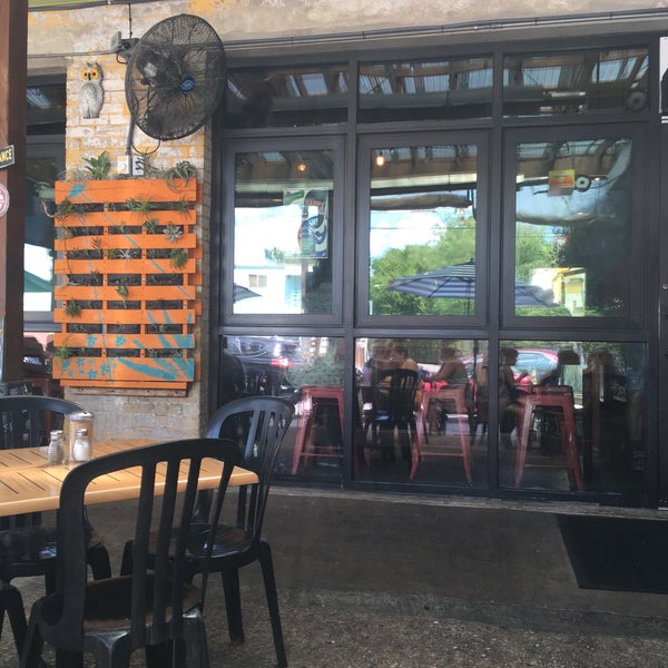 Foto tirada no(a) Bouldin Creek Café por Jessica J. em 9/8/2019