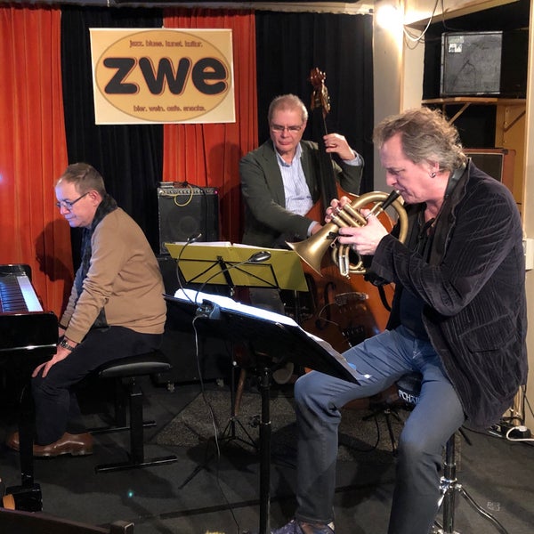 Auf einen hochkarätigen Jazzabend dürfen wir ab 20:00 im ZWE gespannt sein.Huub Claessens TrioHuub Claessens, vocals & saxUli Langthaler, bass;Erwin Schmidt, pianohttps://www.zwe.wien/programm