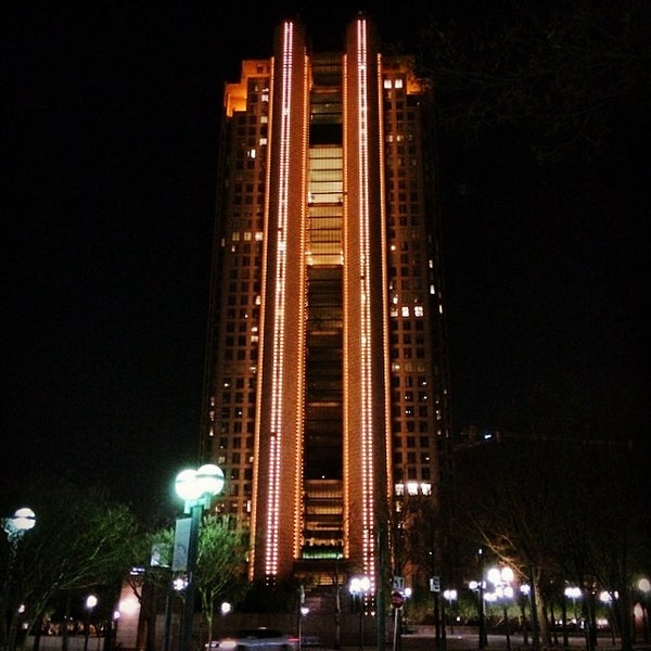 Foto scattata a The Tower at Cityplace da Steven R. il 3/29/2014