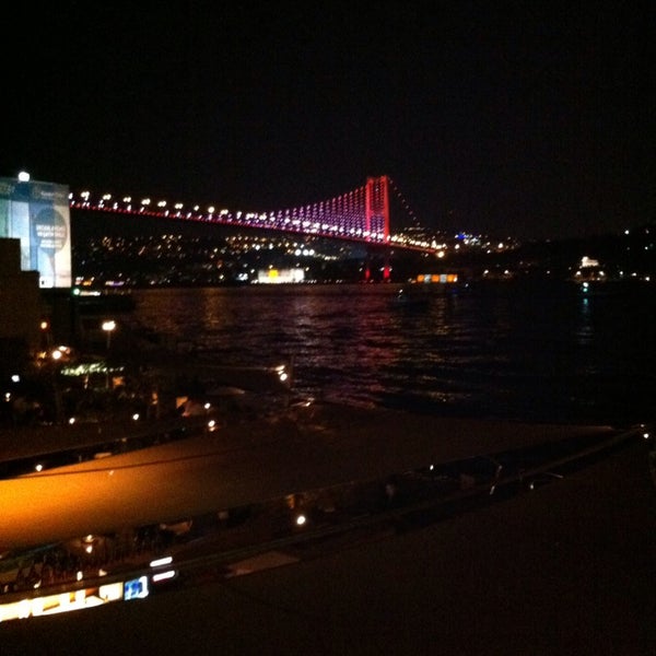 รูปภาพถ่ายที่ Cruise Lounge Bar at Radisson Blu Bosphorus Hotel โดย Me เมื่อ 9/11/2013