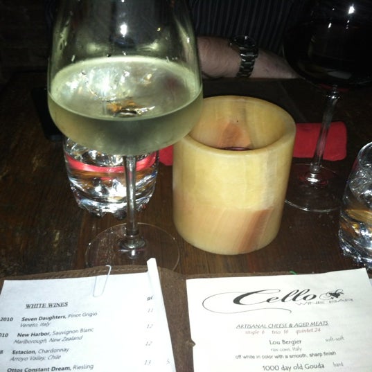 Photo prise au Cello Wine Bar par SuBarNYC le11/11/2012