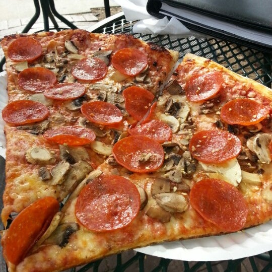 Foto diambil di Abo&#39;s Pizza oleh Josh S. pada 9/16/2012