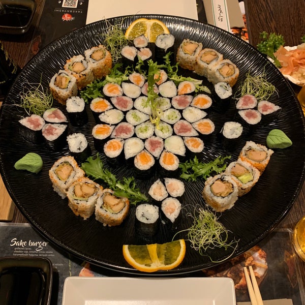 Foto diambil di Bambuszliget Japán Étterem &amp; Sushi Bár oleh Peter H. pada 11/9/2019