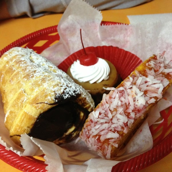 3/30/2013 tarihinde VA J.ziyaretçi tarafından La Mexicana Bakery'de çekilen fotoğraf