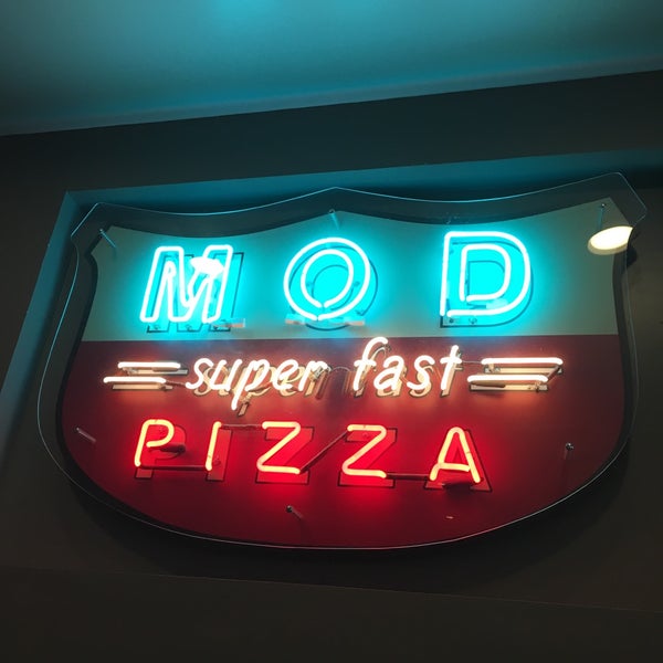 Photo taken at Mod Pizza by Rob H. on 10/13/2015