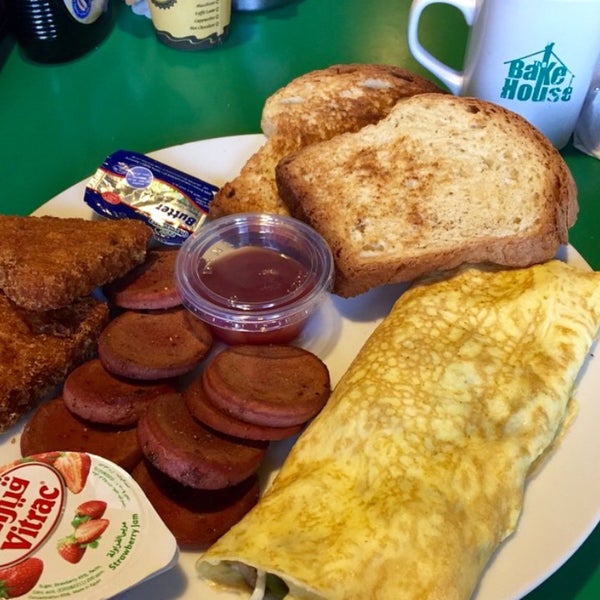 R u an early bee and want to have a nice breakfast with friends before work!? Head there and enjoy the super marvelously yummy breakfast 😋 avoid going weekends incase you din't like to wait