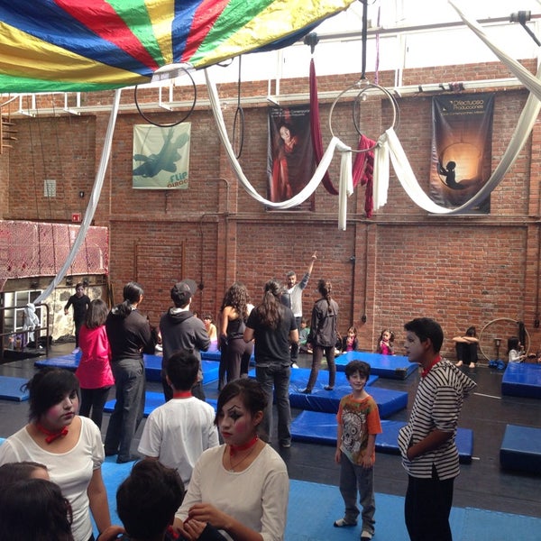 รูปภาพถ่ายที่ Casa de Artes y Circo Contemporáneo A.C. โดย Adriana G. เมื่อ 8/14/2014