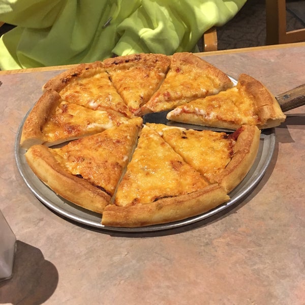 รูปภาพถ่ายที่ Hubb&#39;s Pizza &amp; Pasta โดย Jon K. เมื่อ 12/16/2018
