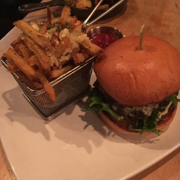 4/17/2018 tarihinde Jon K.ziyaretçi tarafından 8oz Burger Bar'de çekilen fotoğraf