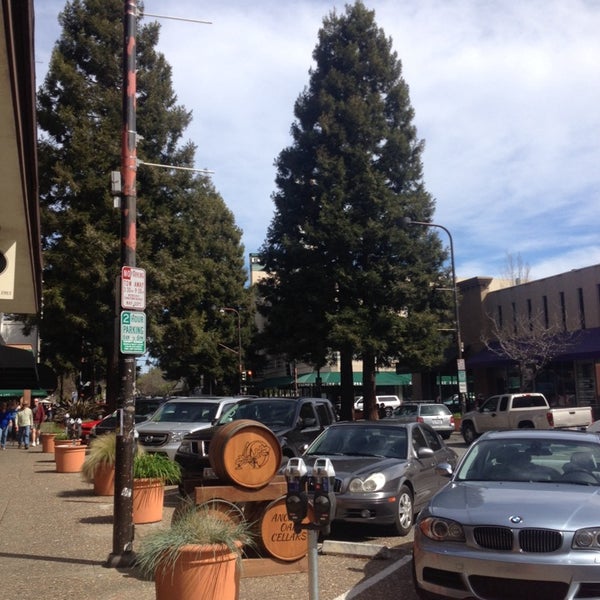 Photo prise au Downtown Santa Rosa par Diem N. le3/8/2014