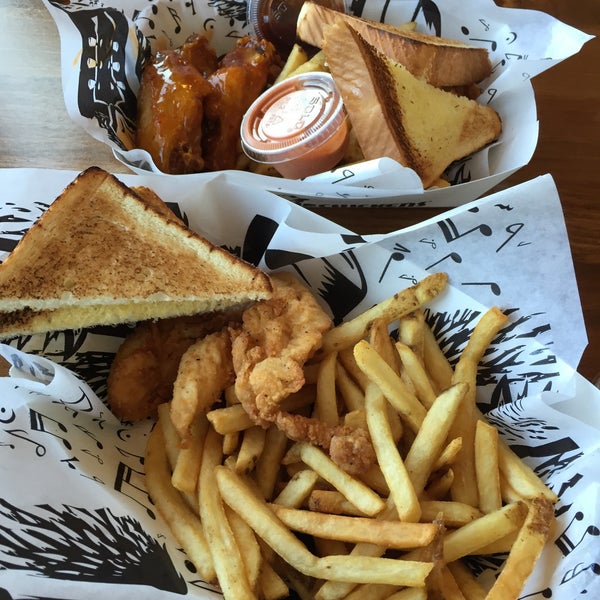 Probably the closest thing to Raising Canes that you can get Kansas City. The fried tenders are fresh and seasoned. Mango Habanero sauce has got perfect kick.