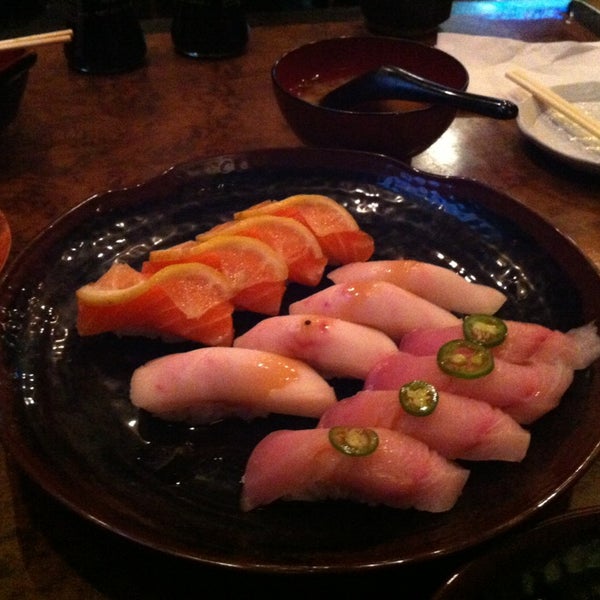 Foto scattata a Sushi Koma da Pong il 12/18/2012