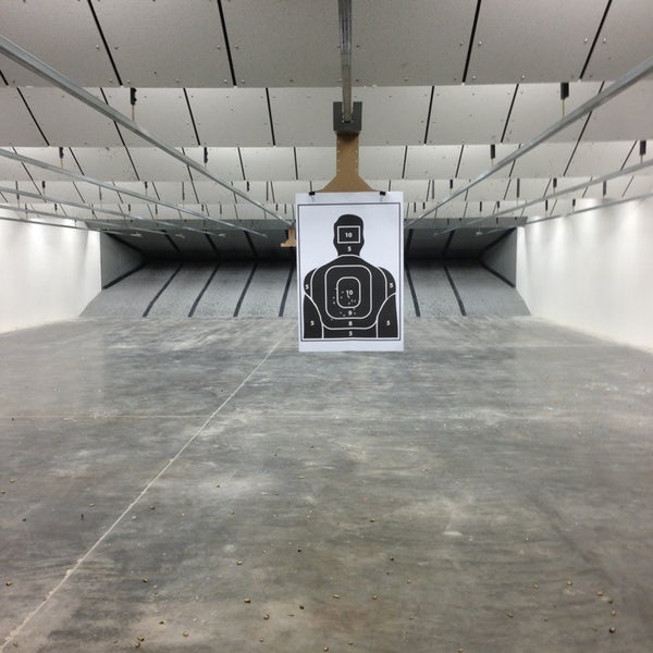 Foto scattata a Shooters World da Nathan B. il 12/21/2012
