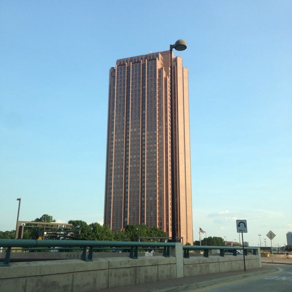 Foto scattata a The Tower at Cityplace da Ryan S. il 8/23/2013