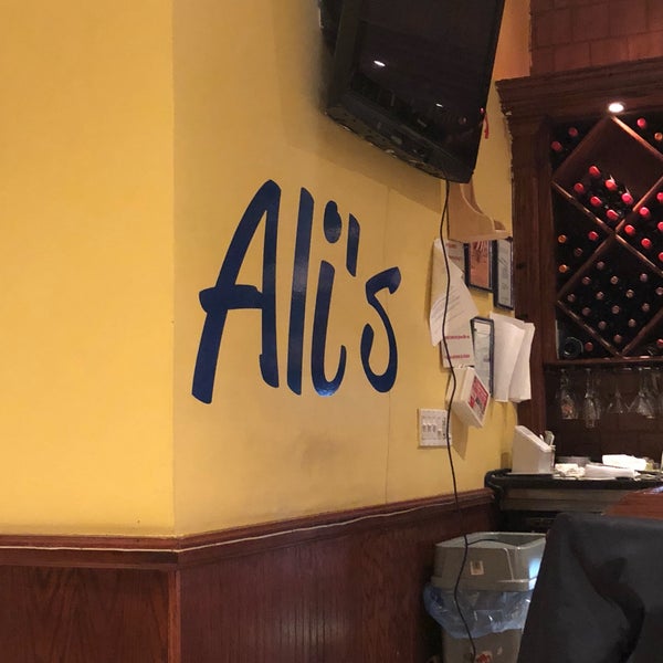 Снимок сделан в Ali&#39;s Restaurant пользователем Adam W. 3/17/2018