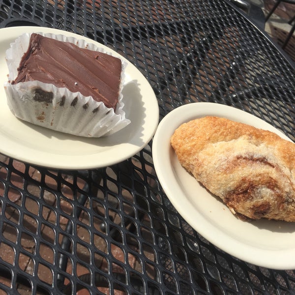 Photo taken at Popovers on the Square by Cecilia R. on 4/25/2016