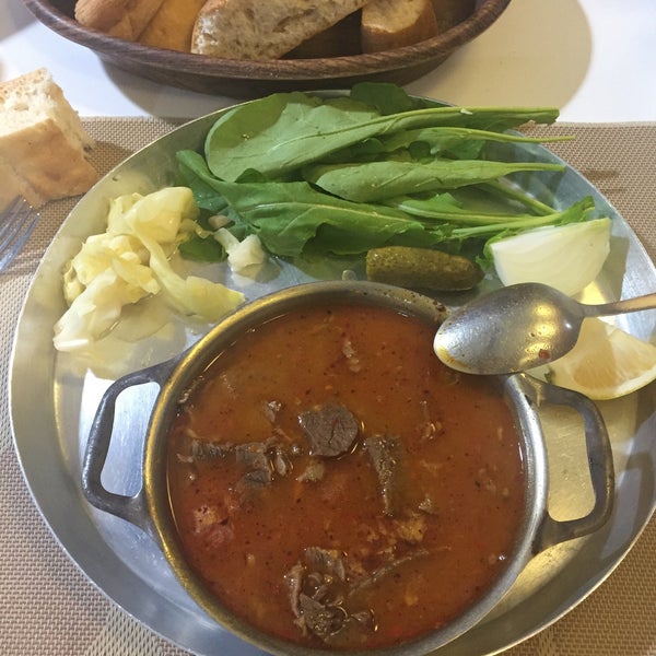 Das Foto wurde bei Kelle Paşa Restaurant von T🅰️NTUNİ D. am 11/25/2016 aufgenommen