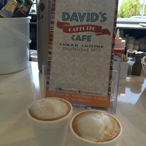 Foto tomada en David&#39;s Cafe Cafecito  por Shirley C. el 9/7/2015