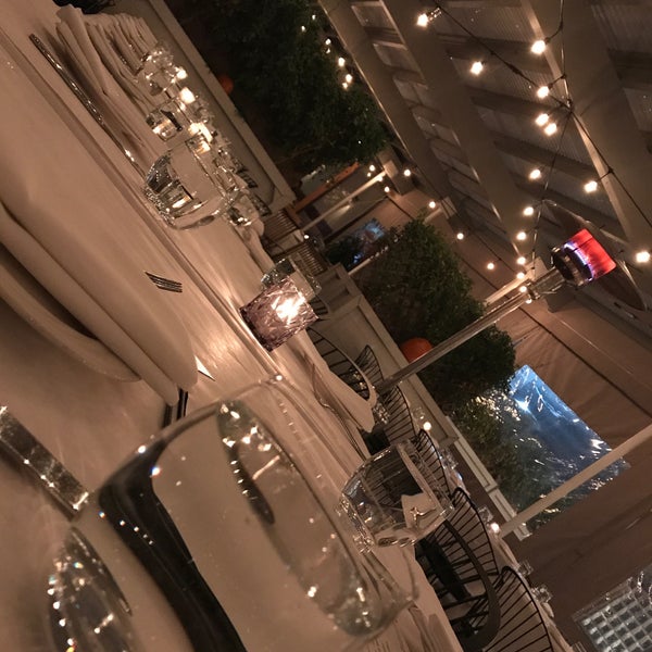 Foto tomada en INDO Restaurant &amp; Lounge  por Greg el 11/9/2017