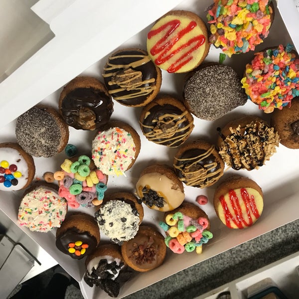 Foto scattata a Peace Love &amp; Little Donuts da Greg il 3/10/2018